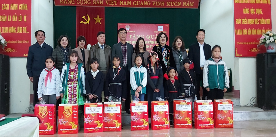 Phú Thọ: Hội Khuyến học tặng quà học sinh có hoàn cảnh đặc biệt khó khăn - 2 Phú Thọ: Hội Khuyến học tặng quà học sinh có hoàn cảnh đặc biệt khó khăn - 2