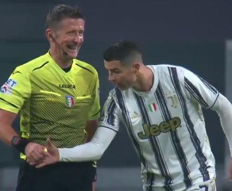 C.Ronaldo đòi xem đồng hồ trọng tài vì... sợ gian lận - 1 C.Ronaldo đòi xem đồng hồ trọng tài vì... sợ gian lận - 1