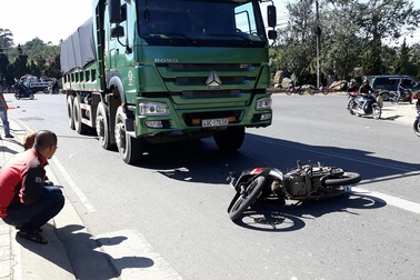 Thuê xe máy đi tham quan Đà Lạt, 2 du khách bị tông thương vong