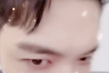 Ca sĩ Trương Nghệ Hưng sử dụng giai điệu "2 phút hơn" để quay clip trên MXH