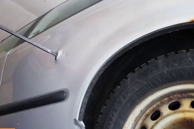 Làm thế nào để lấy chìa khóa bỏ quên trong xe?