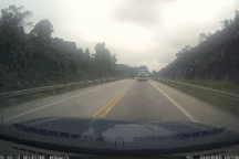 Đứng tim tình huống xe tải lao thẳng vào xe ngược chiều trên cao tốc