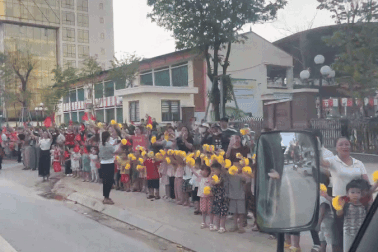 Người Thái Nguyên đứng kín 2 bên đường, bịn rịn chào tạm biệt các chiến sỹ