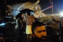 Máy bay Ấn Độ chở 191 người trượt đường băng, vỡ làm đôi