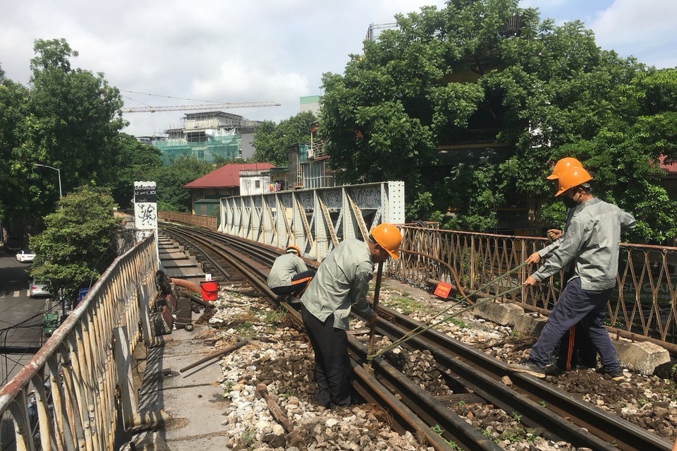 Hà Nội: Cận cảnh quá trình đục thông vòm cầu trăm tuổi tại phố Phùng Hưng - 6 Hà Nội: Cận cảnh quá trình đục thông vòm cầu trăm tuổi tại phố Phùng Hưng - 6