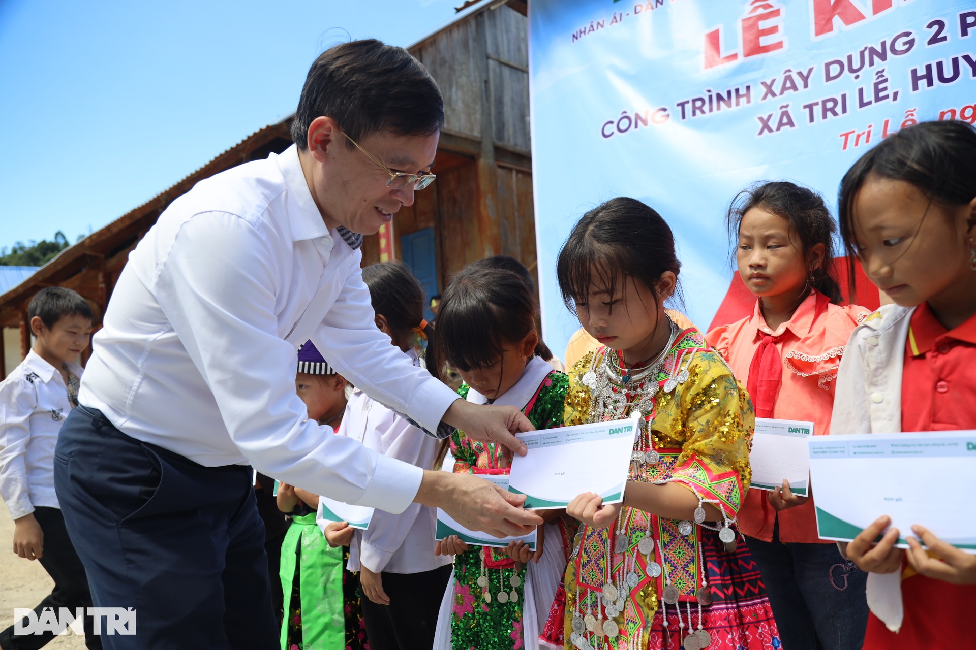 Những hình ảnh trong ngày khánh thành công trình Dân trí ở Mường Lống - 9 Những hình ảnh trong ngày khánh thành công trình Dân trí ở Mường Lống - 9