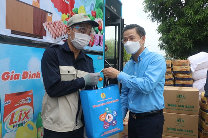 Cán bộ công đoàn trao Túi an sinh công đoàn cho công nhân tại Hà Nội.