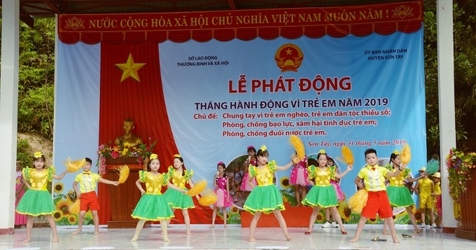 Văn nghệ chào mừng của các em học sinh ở huyện Sơn Tây. 