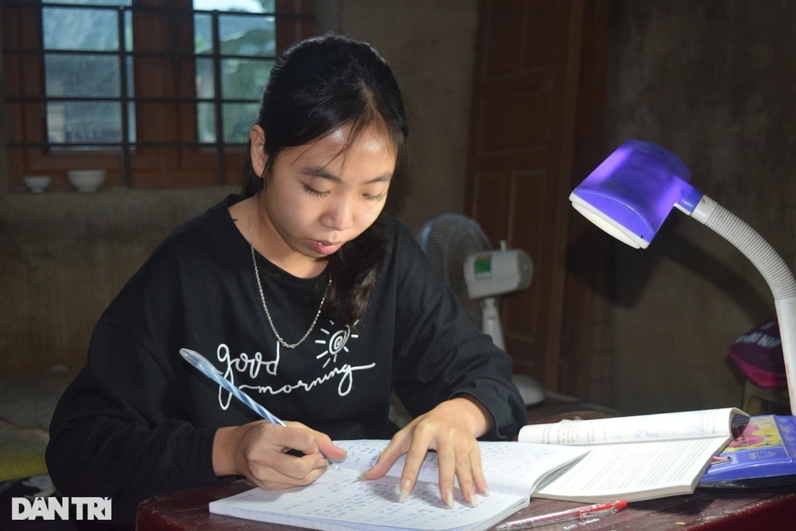 Mẹ tai biến, bố nguy kịch, 3 đứa bé ngơ ngác thành trụ cột gia đình - 1 Mẹ tai biến, bố nguy kịch, 3 đứa bé ngơ ngác thành trụ cột gia đình - 1