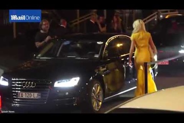 Chloe Sims đi chơi tối cùng bạn