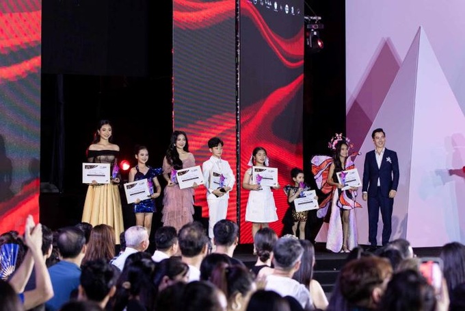 Mẫu nhí Phong Thiên (thứ 4, từ trái sang) vinh dự nhận giải thưởng Star Kid International 2023.