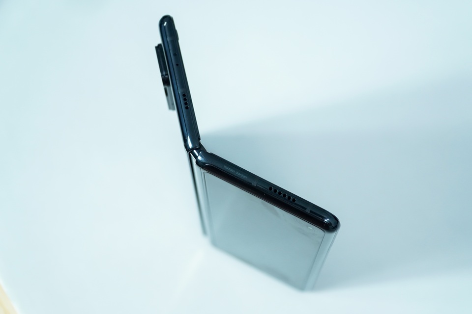 Trên tay Xiaomi Mi Mix Fold: giống Galaxy Z Fold2, giá 40 triệu đồng - 6 Trên tay Xiaomi Mi Mix Fold: giống Galaxy Z Fold2, giá 40 triệu đồng - 6