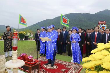 Nghìn người trẩy hội Đống Đa, uống nước giếng cổ cầu bình an