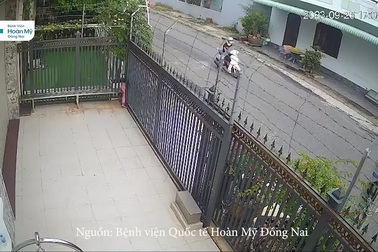 Bé gái hôn mê do bị cửa cổng tự động kẹp ngang người