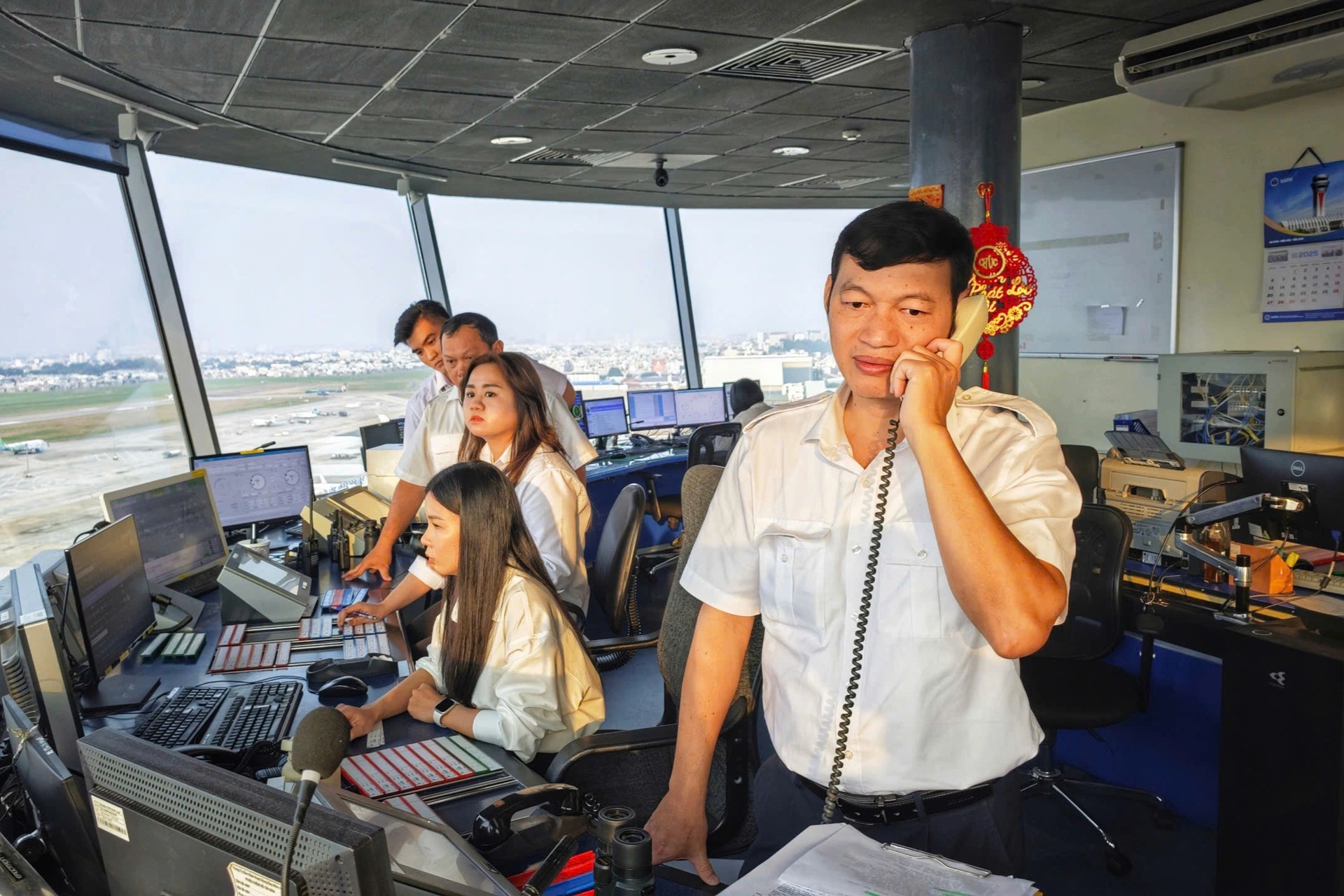 Chiều cuối năm trên tháp không lưu sân bay Tân Sơn Nhất - 8 Chiều cuối năm trên tháp không lưu sân bay Tân Sơn Nhất - 8