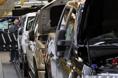 Xe bán chậm, Ford tạm đóng cửa 4 nhà máy