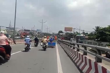 Nghỉ lễ, CSGT liên tục... hút đinh trên quốc lộ