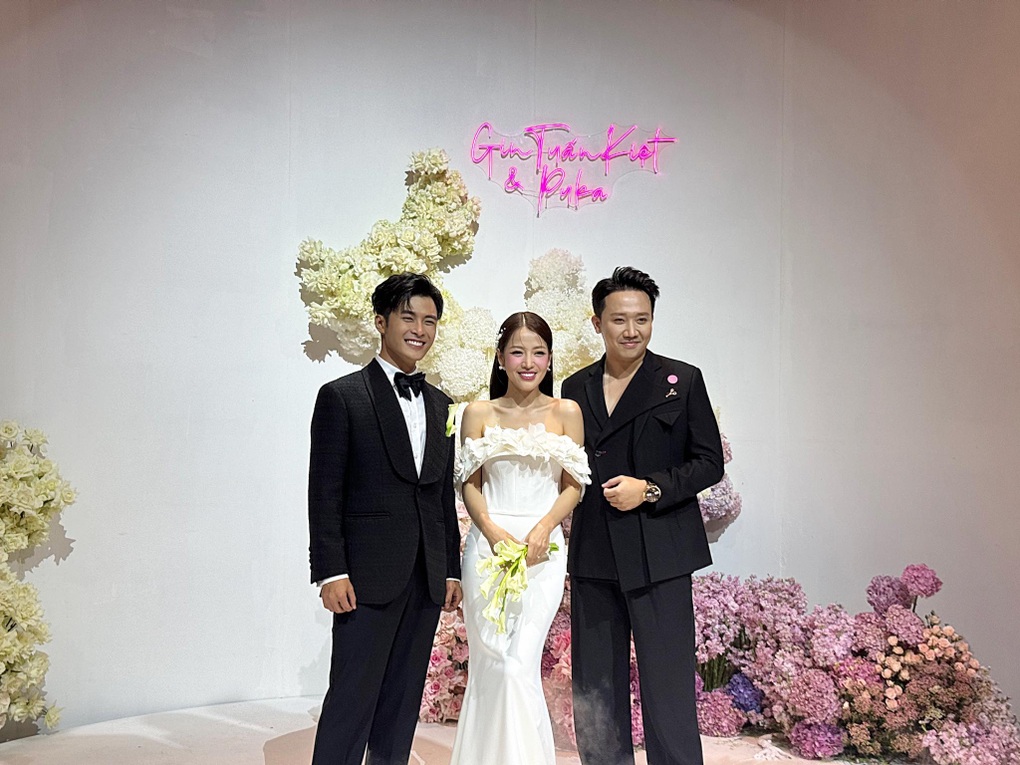 Lễ cưới Puka - Gin Tuấn Kiệt: Trấn Thành đến sớm, Sam vác bụng bầu ăn cưới - 4 Lễ cưới Puka - Gin Tuấn Kiệt: Trấn Thành đến sớm, Sam vác bụng bầu ăn cưới - 4