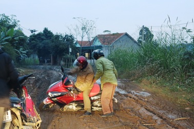Nghệ An: Công trình tiền tỷ “lãng phí” … dân khổ sở lội bùn