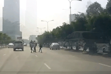 Sang đường không đúng chỗ, người đi bộ có là nguy cơ gây tai nạn?