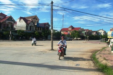 Cột điện “chễm chệ” giữa đường