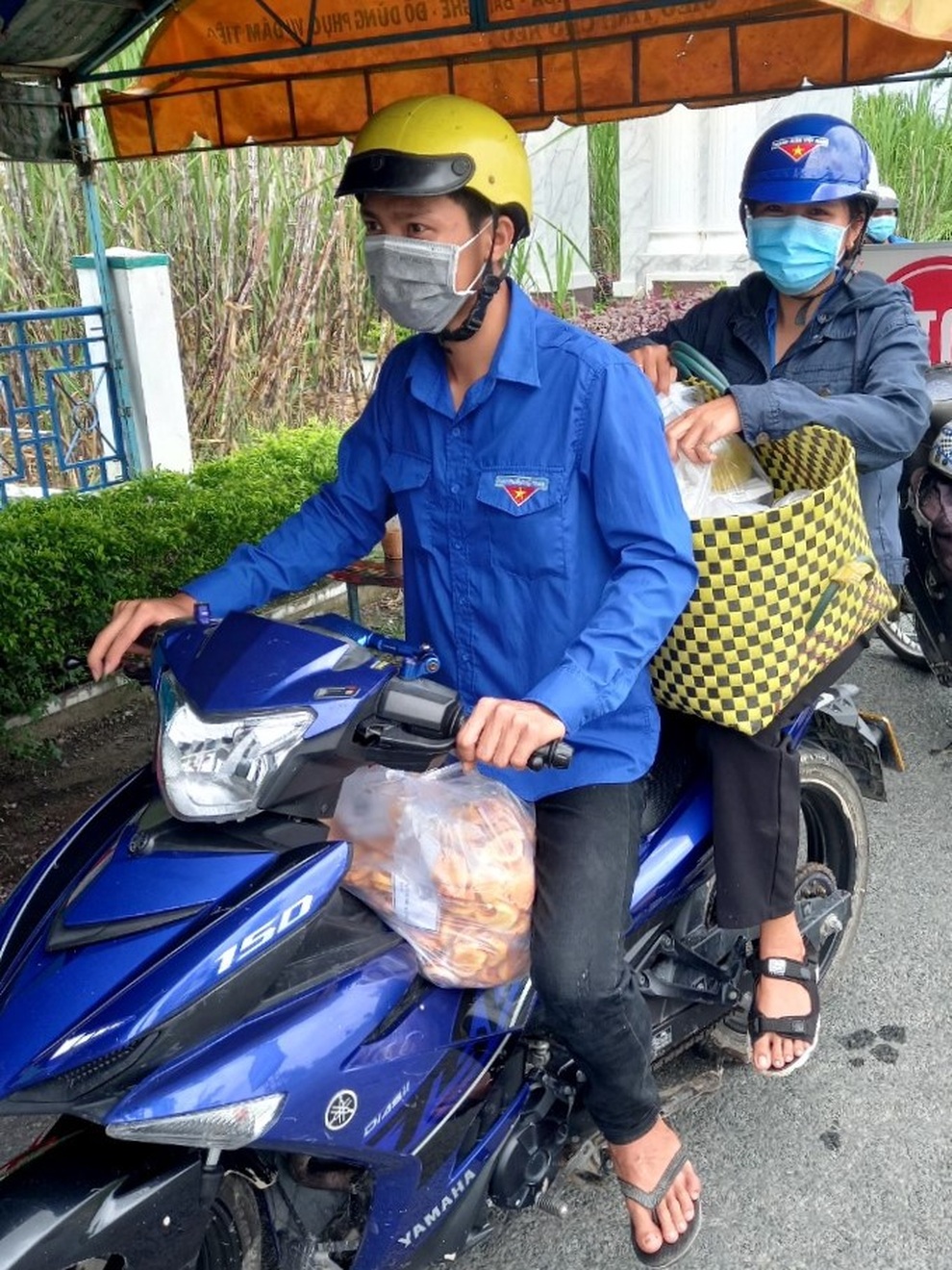 Nam đoàn viên vừa trực chốt vừa vào bếp nấu cơm hỗ trợ tuyến đầu chống dịch - 4 Nam đoàn viên vừa trực chốt vừa vào bếp nấu cơm hỗ trợ tuyến đầu chống dịch - 4