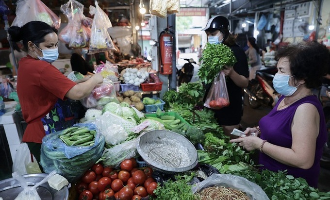 Giá thực phẩm tại các chợ đồng loạt tăng giá nhưng vẫn “cháy” hàng - Ảnh 1.