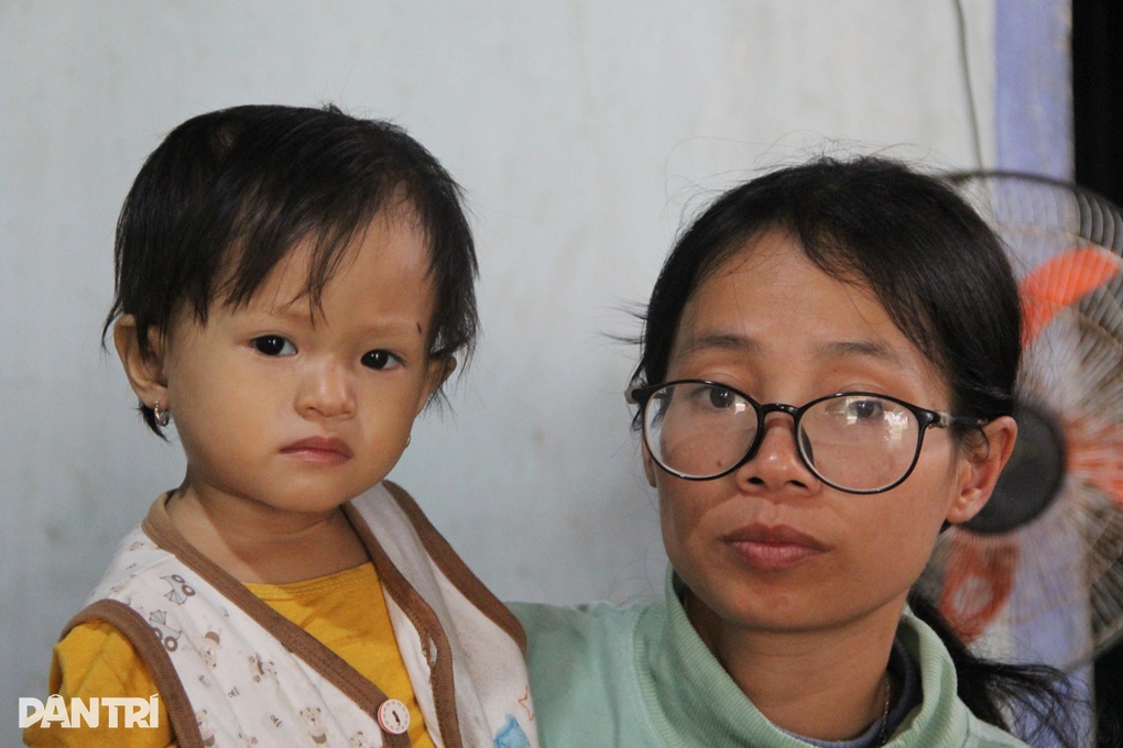 Không có tiền đóng trọ, 4 mẹ con lang bạt, chia nhau từng thìa mì tôm - 4