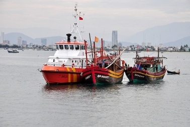 Cứu 15 ngư dân trên hai tàu cá bị nạn trên biển