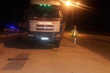 Bị kiểm tra tải trọng, tài xế xe tải cố thủ 5 giờ trên xe