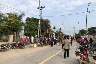 Dựng nêu Tết, 3 anh em họ bị điện giật nhập viện