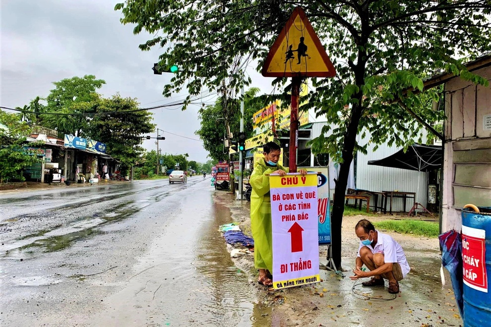 Người Đà Nẵng đội mưa treo biển hướng dẫn đường người dân về quê - 3 Người Đà Nẵng đội mưa treo biển hướng dẫn đường người dân về quê - 3