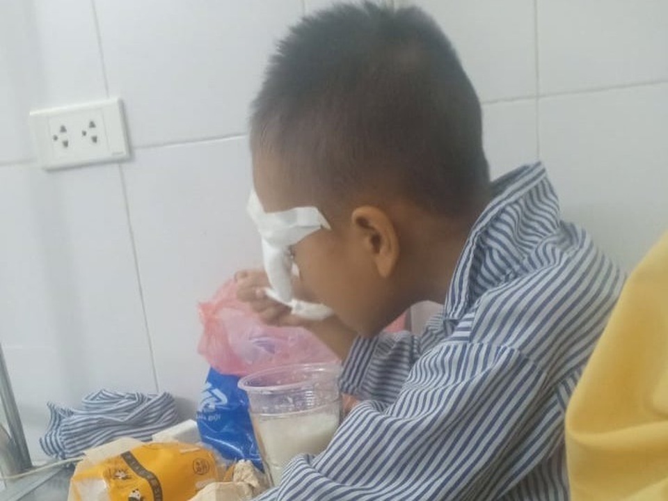 Nghi bị ném bi sắt vào mắt, bé trai lớp 1 phải nhập viện - 1 Nghi bị ném bi sắt vào mắt, bé trai lớp 1 phải nhập viện - 1