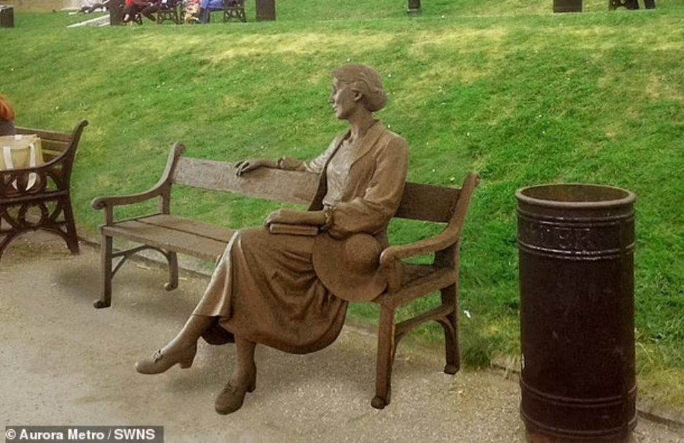 Bức tượng gợi nhớ về bi kịch tự sát của nữ nhà văn gây tranh cãi - 3