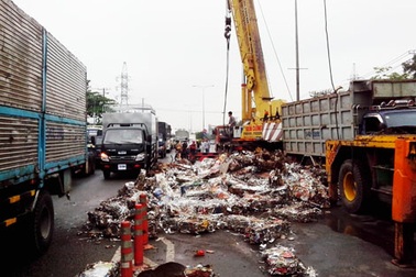 Xe tải "rải" sắt phế liệu đầy đường, tài xế ngất trong ca bin