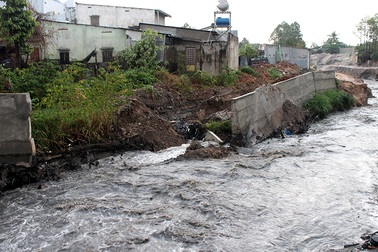 Công trình tiền tỷ hư hỏng, vỡ toác sau trận mưa lớn là do… “tiền ít”!