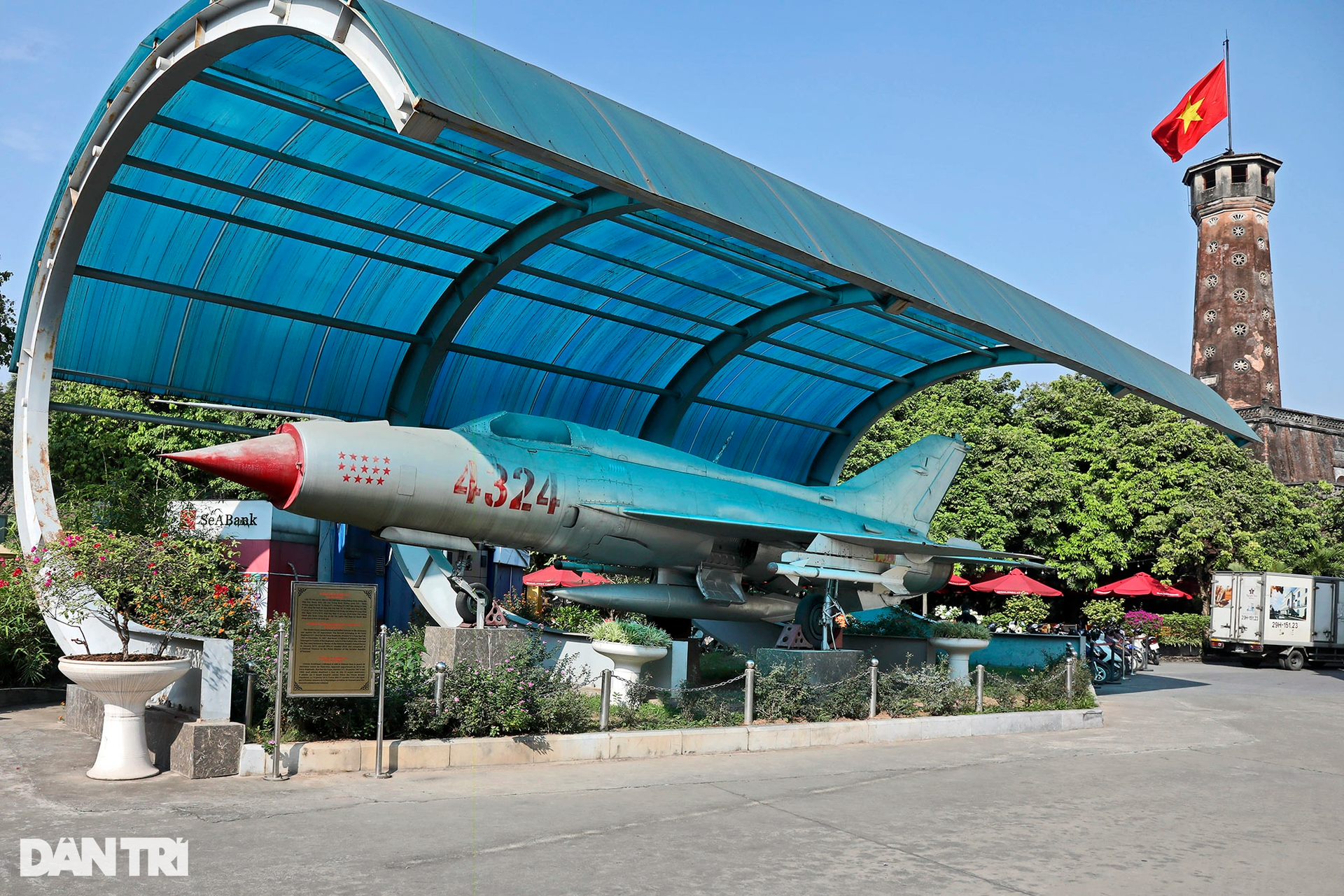 Ngắm Bảo vật Quốc gia MiG-21 từng bắn rơi nhiều máy bay B-52 của Mỹ - 1 Ngắm Bảo vật Quốc gia MiG-21 từng bắn rơi nhiều máy bay B-52 của Mỹ - 1