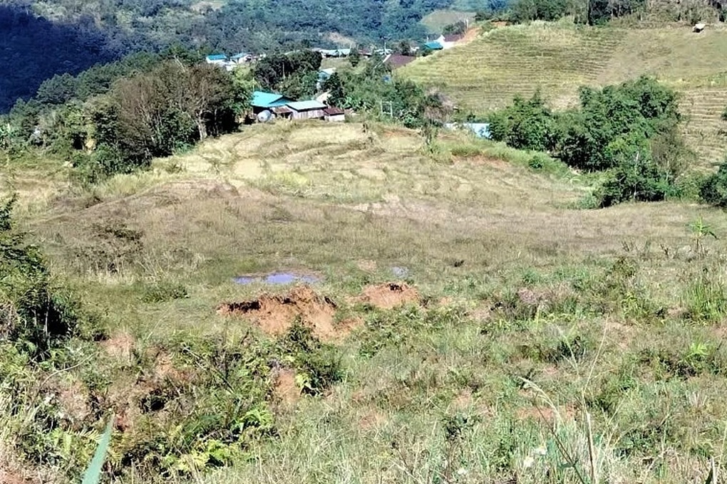 Phát hiện quả đồi có nhiều vết nứt, nguy cơ sạt lở cao ở Quảng Ngãi - 1 Phát hiện quả đồi có nhiều vết nứt, nguy cơ sạt lở cao ở Quảng Ngãi - 1