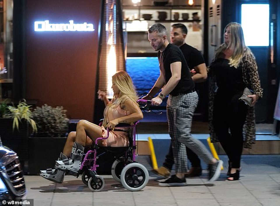 Katie Price bị gãy xương mắt cá chân - 7 Katie Price bị gãy xương mắt cá chân - 7