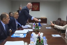 Cử chỉ gây chú ý của nhà ngoại giao hàng đầu EU trong cuộc gặp phái đoàn Nga