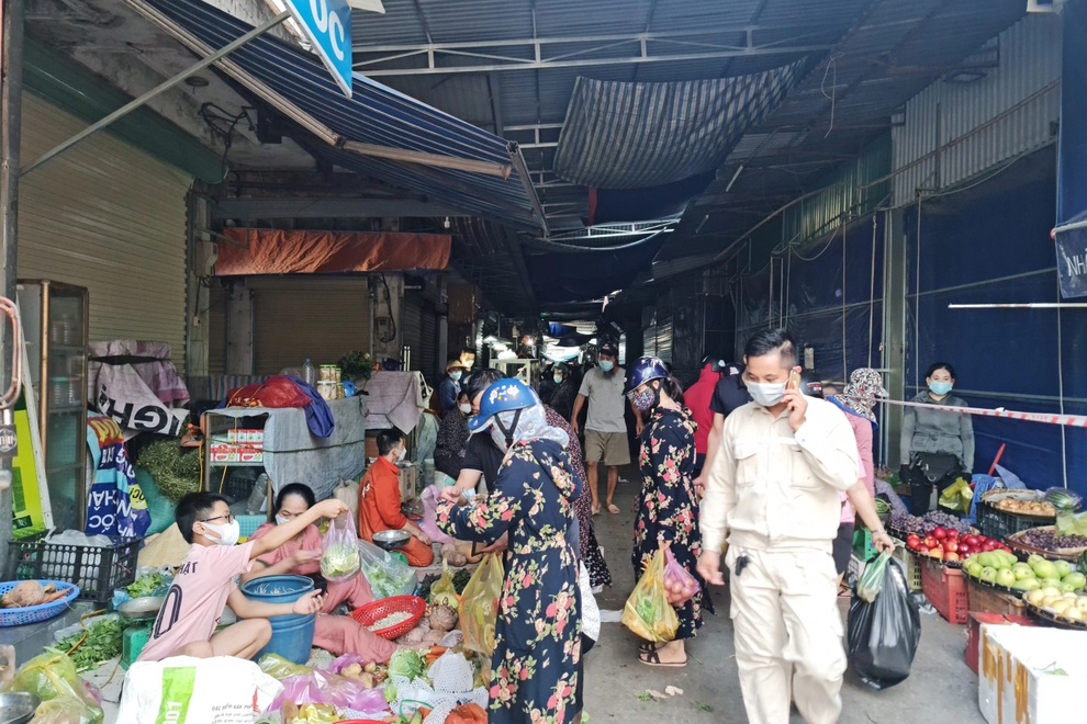 Trước giờ G phát thẻ đi chợ, người dân xếp hàng mua đồ tích trữ - 5 Trước giờ G phát thẻ đi chợ, người dân xếp hàng mua đồ tích trữ - 5