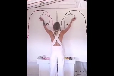 Nữ họa sĩ gây kinh ngạc khi vẽ cùng lúc 2 bức tranh "Mona Lisa"