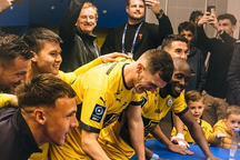 Quang Hải bẽn lẽn ăn mừng chiến thắng quý giá cùng đồng đội