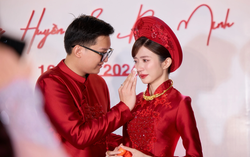 Diễn viên Ngọc Huyền bật khóc trong lễ ăn hỏi với bạn trai kém tuổi - 7 Diễn viên Ngọc Huyền bật khóc trong lễ ăn hỏi với bạn trai kém tuổi - 7