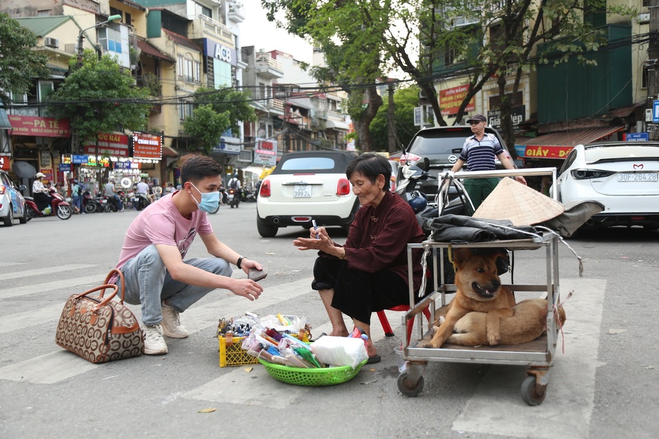 Hà Nội: Sống tròn một thế kỷ, cụ bà vẫn mưu sinh dưới nắng nóng 35 độ C - 9 Hà Nội: Sống tròn một thế kỷ, cụ bà vẫn mưu sinh dưới nắng nóng 35 độ C - 9