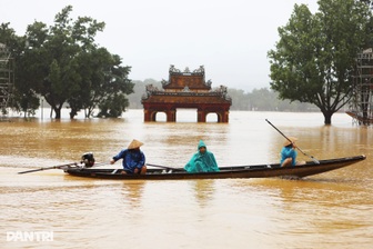 Không kịp trở tay với mưa lớn chưa từng có, người dân Huế lên mạng kêu cứu