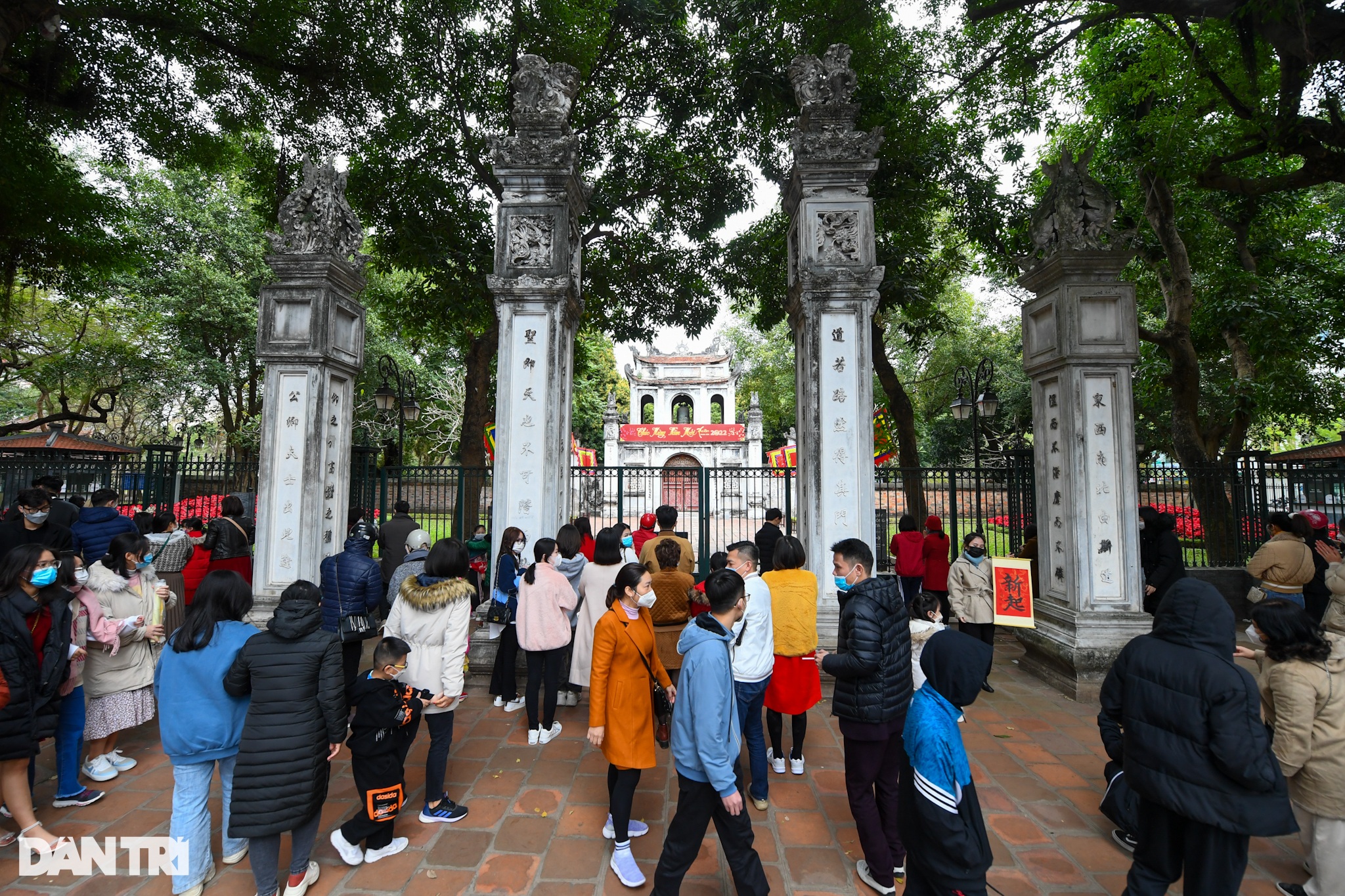 Văn Miếu đóng cửa, người dân vẫn nườm nượp xếp hàng xin chữ ngày Tết - 2 Văn Miếu đóng cửa, người dân vẫn nườm nượp xếp hàng xin chữ ngày Tết - 2