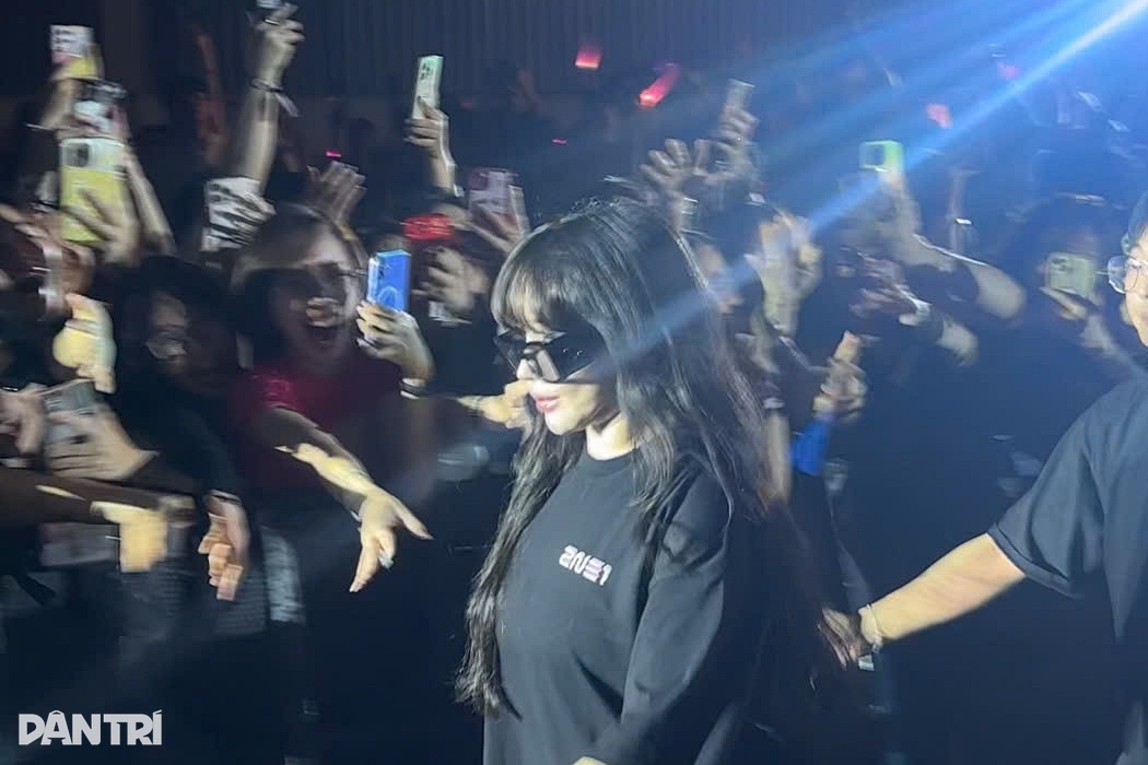 2NE1 เต้นเพลง See Tinh ระเบิดแฟนๆ 8,000 คนในงานดนตรีที่โฮจิมินห์ - 3 2NE1 nhảy See tình, bùng nổ cùng 8.000 fan tại đêm nhạc ở TPHCM - 3