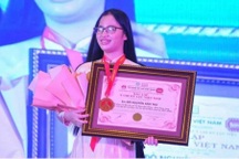 Bé gái nhận "bản án tăm tối" thành kỷ lục gia về ý chí