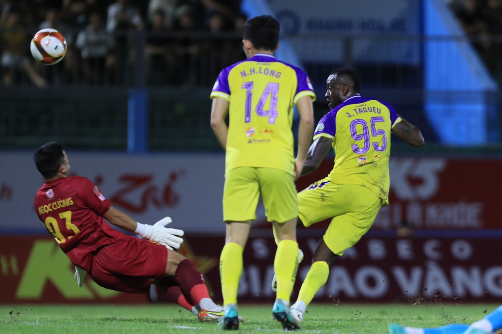 Hà Nội FC thắng Khánh Hòa, Quảng Nam hòa Bình Định khi Đình Bắc trở lại - 1 Hà Nội FC thắng Khánh Hòa, Quảng Nam hòa Bình Định khi Đình Bắc trở lại - 1